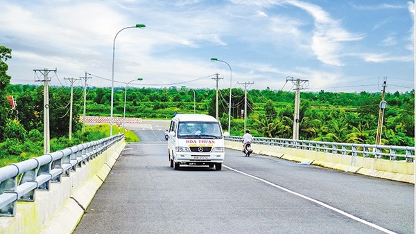 Cầu Hòa Trung đã được đưa vào sử dụng 10 năm nay mà các đơn vị thi công vẫn chưa nhận được các khoản thanh toán như cam kết. 