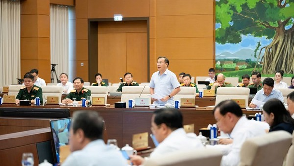 Thứ trưởng Bộ Công an Nguyễn Văn Long trình bày tờ trình dự án luật.