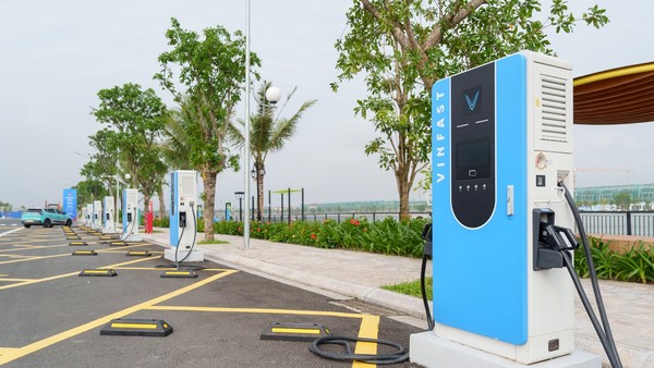 Trạm sạc xe điện lớn nhất cả nước của V-Green tại Trung tâm triển lãm Việt Nam (Hà Nội).