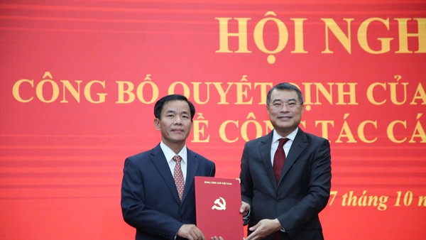 Ông Lê Minh Hưng, Ủy viên Bộ Chính trị, Bí thư Trung ương Đảng, Trưởng Ban Tổ chức Trung ương trao Quyết định của Bộ Chính trị điều động, chỉ định ông Nguyễn Văn Phương (trái ảnh) giữ chức vụ Bí thư Tỉnh ủy Quảng Trị.