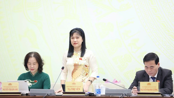 Phó chủ nhiệm Ủy ban Công tác đại biểu Tạ Thị Yên trả lời báo chí. Ảnh: Duy Linh.
