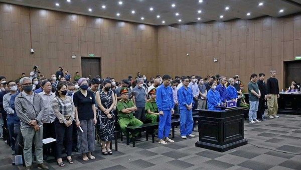 Các bị cáo bị đưa ra xét xử tại phiên tòa sơ thẩm 