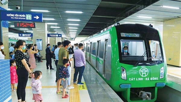 Hà Nội Metro sẽ hỗ trợ hành khách chuyển đổi thông tin vé ngày, vé tuần, vé tháng từ hệ thống cũ sang hệ thống mới tại 12 nhà ga trên tuyến.