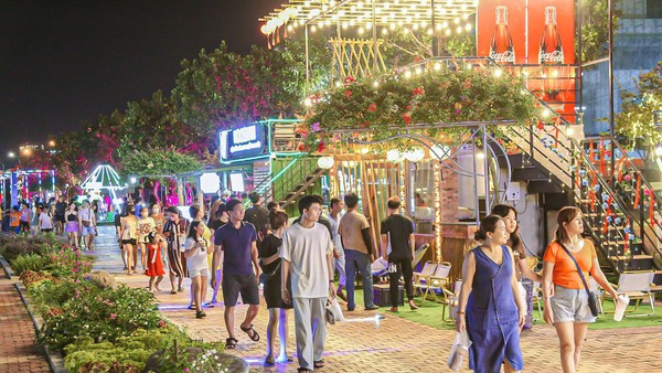 Kinh tế đêm Đà Nẵng chưa phát triển xứng tầm (Ảnh minh họa: Phố đi bộ Bạch Đẳng)