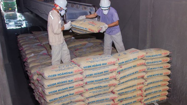 Hàng chục nhà sản xuất xi măng trong nước tăng giá bán sản phẩm thêm 100.000 đồng/tấn từ 18/11/2025. 