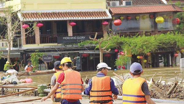 Phố cổ Hội An ngập sâu trong cơn bão số 11 (Ảnh: Lưu Hương) 