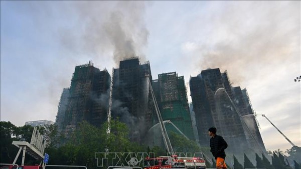 Hoả hoạn kinh hoàng cụm chung cư ở quận Tai Po, Hong Kong (Trung Quốc) khiến các tòa nhà gần như bị thiêu rụi hoàn toàn. Ảnh: Mạc Luyện - PV TTXVN tại Hong Kong (Trung Quốc) 