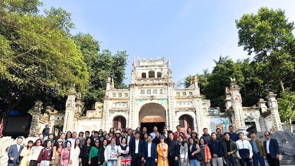 Các đại biểu chụp hình lưu niệm tại Đền Sái, xã Thư Lâm, Hà Nội. Ảnh: Hồ Hạ.