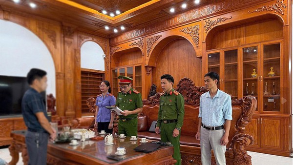 Lực lượng chức năng tống đạt các quyết định, lệnh tố tụng đối với N.X.A. Ảnh: CA Tuyên Quang