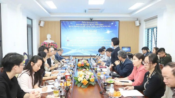 Ban chỉ đạo triển khai, xây dựng Đề án thành lập Khu công nghệ cao tỉnh Hưng Yên cùng các chuyên gia tư vấn quốc tế đã tập trung thảo luận, trao đổi cách thức triển khai, xây dựng Đề án. Ảnh: Nguyễn Quỳnh