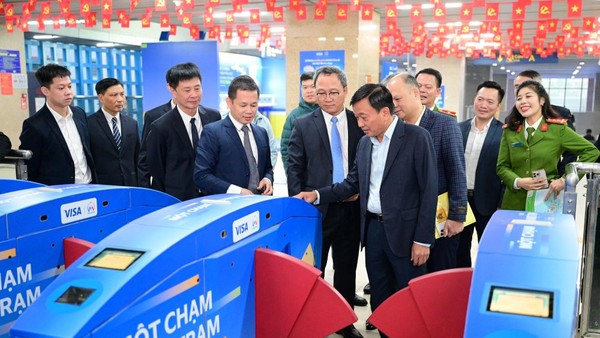 Thứ trưởng Bộ Công an Nguyễn Văn Long, Thứ trưởng Bộ Xây dựng Nguyễn Danh Huy và lãnh đạo Hà Nội Metro trải nghiệm hệ thống soát vé tự động ứng dụng định danh, xác thực điện tử, nhận diện sinh trắc học và thanh toán không dùng tiền mặt đối với hành khách. 