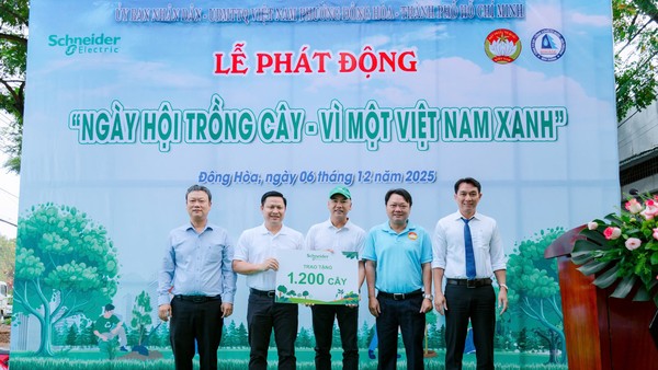 Schneider Electric đồng hành cùng UBND phường Đông Hòa, TP.HCM trồng cây phủ xanh đất trống