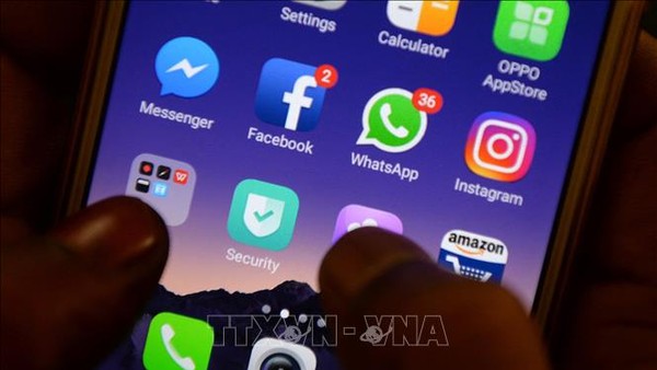 Biểu tượng các mạng xã hội trên điện thoại di động. Ảnh: AFP/TTXVN 