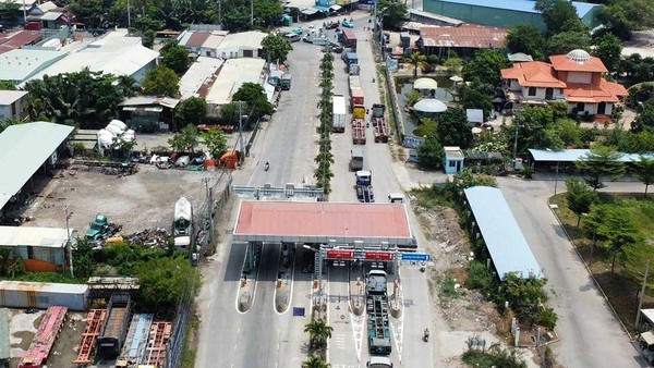 Doanh nghiệp than phiền vì phí ra vào cảng tại TP.HCM quá cao. Trong ảnh: Trạm BOT Phú Hữu