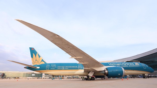 Cận cảnh máy bay Boeing 787 hạ cánh sân bay quốc tế Long Thành 