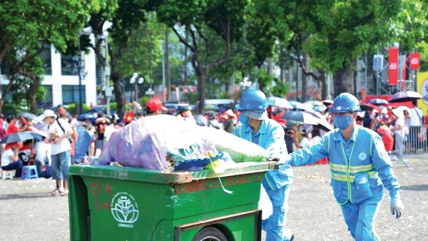 Các gói thầu duy trì vệ sinh môi trường giai đoạn 3 đến 5 năm tới tại các phường, xã của Hà Nội đều có giá trị hàng trăm tỷ đồng mỗi gói. Ảnh: Hoàng Sơn