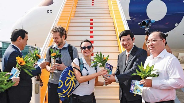 Thứ trưởng Bộ Văn hóa, Thể thao và Du lịch Hồ An Phong tặng hoa cho du khách quốc tế thứ 20 triệu đến Việt Nam năm 2025 
