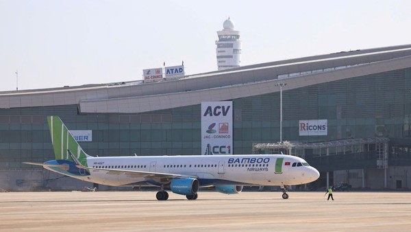 Tàu bay của Bamboo Airways hạ cánh tại Cảng hàng không quốc tế Long Thành. 