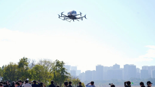 Hai công ty EHang Holdings và Hefei Hey Airlines đã được cấp phép sử dụng máy bay không người lái cung cấp dịch vụ vận chuyển hành khách thương mại, bao gồm cả các tour tham quan thành phố. Ảnh: SCMP 