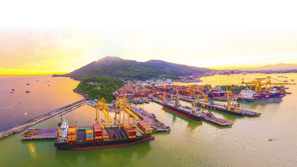 Hai thái cực của doanh nghiệp cảng biển miền Trung 