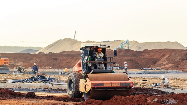 Huy động và sử dụng hiệu quả các nguồn lực đầu tư, nhất là đầu tư công sẽ giúp đạt mục tiêu tăng trưởng 2 con số. Ảnh: Đức Thanh 