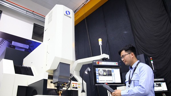 Sản xuất các sản phẩm cơ khí chính xác tại Công ty Makino, Nhật Bản tại Khu công nghệ cao TP.HCM - Ảnh: Lê Toàn