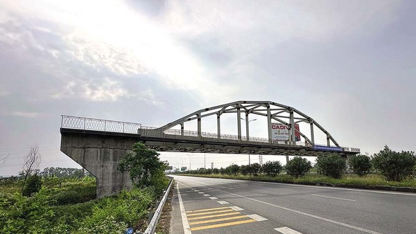 Một cầu đường sắt thi công dang dở qua khu vực Bắc Ninh. 