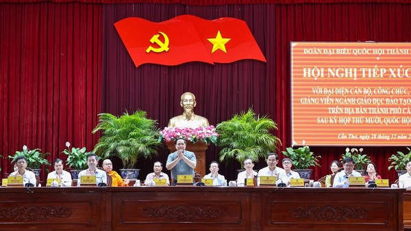 Thủ tướng Phạm Minh Chính cùng Đoàn đại biểu Quốc hội TP. Cần Thơ tại buổi tiếp xúc cử tri. Ảnh: VGP