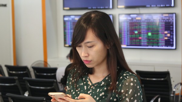 Giao dịch chứng khoán sáng 27/8: Cổ phiếu bluechip giữ nhịp tăng cho thị trường