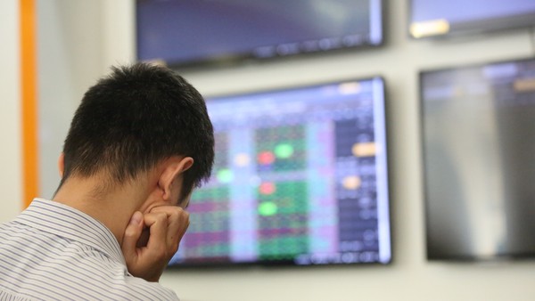 Giao dịch chứng khoán sáng 26/10: Cổ phiếu ngành tài chính điều chỉnh, thị trường rung lắc