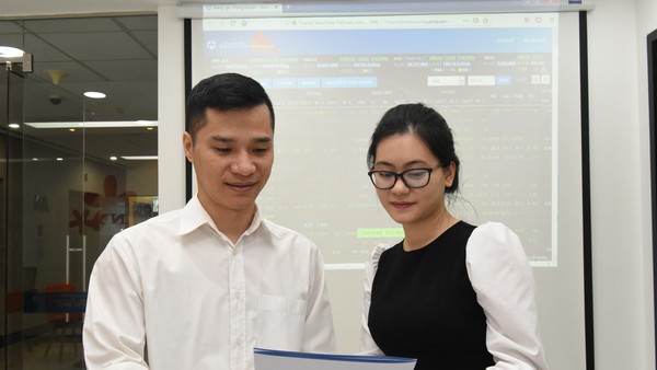 Giao dịch chứng khoán sáng 7/9: Cổ phiếu họ Vingroup tiếp tục dẫn dắt thị trường