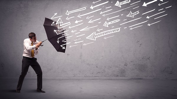 Thị trường tài chính 24h: Giá vàng hạ nhiệt, dầu thô vẫn tăng cao