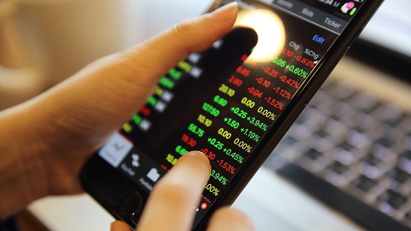 Phiên giao dịch sáng 21/1: Nhóm cổ phiếu nhà nước bị chốt lời, VN-Index tiếp tục giảm 