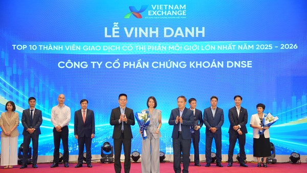 Đại diện lãnh đạo DNSE nhận vinh danh Top 10 thành viên giao dịch có thị phần môi giới lớn nhất VNX giai đoạn 2025-2026.