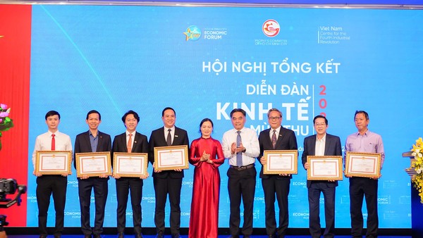 Dịp này, các đơn vị đã có đóng góp nổi bật cho Diễn đàn Kinh tế TPHCM, trong đó có Nam A Bank, giai đoạn 2018-2024, đã nhận bằng khen của Chủ tịch UBND TP.HCM.