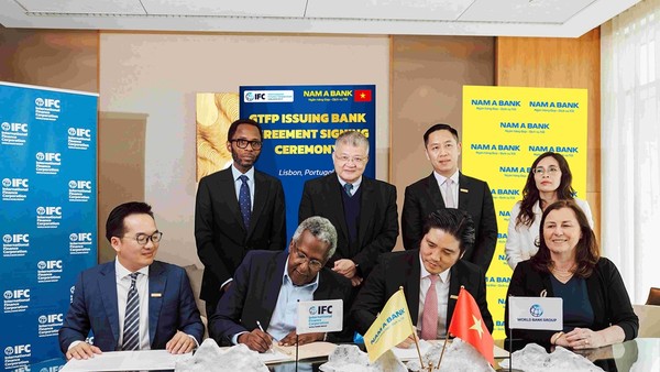 Ông Trần Khải Hoàn - Thành viên HĐQT kiêm Quyền Tổng giám đốc Nam A Bank và đại diện Lãnh đạo cấp cao IFC ký kết hợp tác.