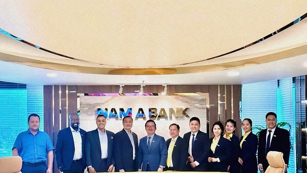 Ban lãnh đạo BlueOrchard và Nam A Bank cùng nhau thảo luận các chương trình hợp tác.