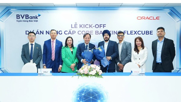 Ông Phan Việt Hải - Phó tổng Giám đốc BVBank và Ông HS Teji - Phó Chủ tịch, Giám đốc Oracle KV Nhật Bản & Châu Á - Thái Bình Dương (cầm hoa đứng giữa) ký thỏa thuận hợp tác 