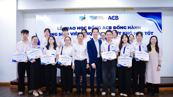 Chủ tịch ACB Trần Hùng Huy trao học bổng cho sinh viên tại Đại học Quốc gia TPHCM.