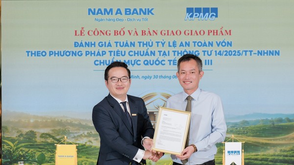 Đại diện KPMG trao thư xác nhận hoàn thành giao phẩm quan trọng này đến đại diện Nam A Bank.