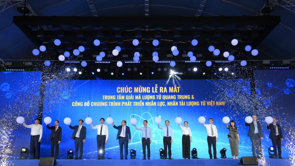 Các đại biểu thực hiện nghi thức ra mắt Trung tâm Giải mã lượng tử Quang Trung.