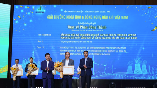 Tổng giám đốc PVFCCo -Phú Mỹ ông Phan Công Thành đại diện đồng tác giả nhận giải