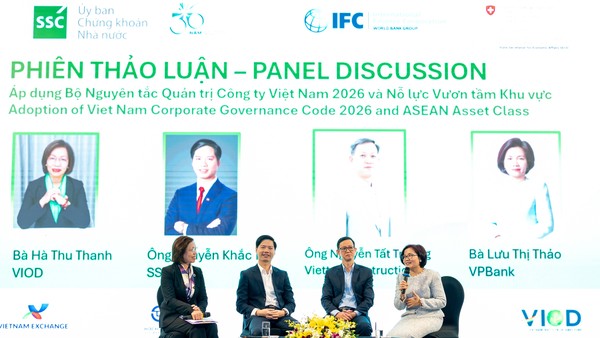 Bà Lưu Thị Thảo, Phó tổng giám đốc thường trực và Giám đốc Điều hành cao cấp, VPBank (ngoài cùng bên phải) tại phiên thảo luận “Áp dụng Bộ Nguyên tắc Quản trị Công ty Việt Nam 2026 và Nỗ lực Vươn tầm Khu vực”. Ảnh: VPBank.