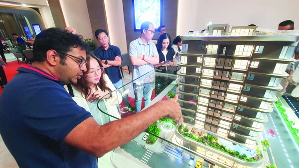 Dòng tiền đổ về bất động sản trung tâm TP.HCM. Ảnh: Lê Toàn.