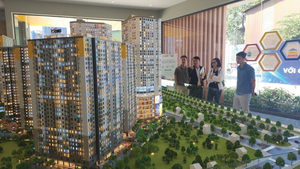 Khách hàng tham quan một dự án vùng ven TP.HCM cũ. Ảnh: Việt Dũng.