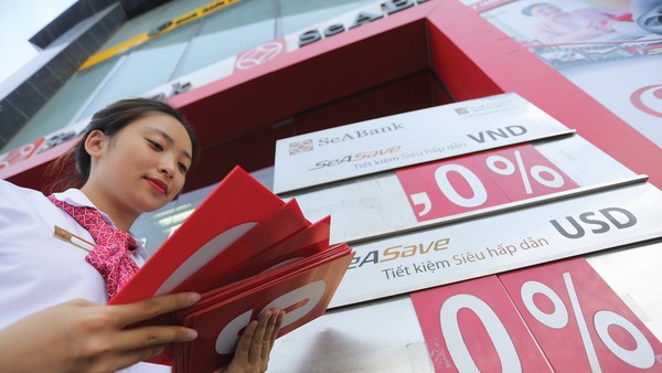 Bài toán lãi suất hiện tại phức tạp hơn nhiều so với các giai đoạn trước. Ảnh: Thành Nguyễn.