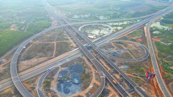 Các trục giao thông kết nối tại Đồng Nai đang gấp rút hoàn thiện. Ảnh: Lê Toàn.