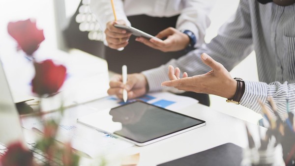 Thị trường tài chính 24h: Giá vàng và Bitcoin lao dốc