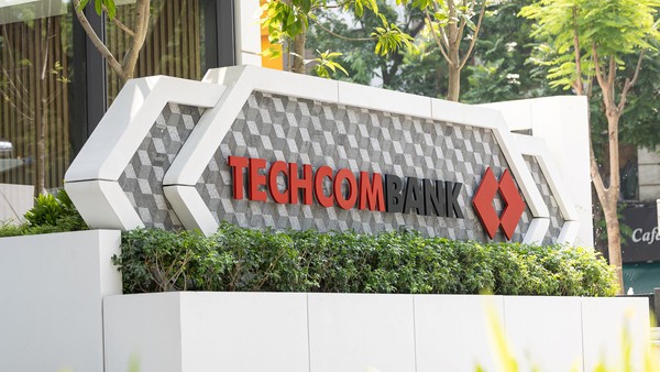Lợi nhuận nửa năm đạt 18.500 tỷ đồng, Techcombank tiếp tục lập đỉnh mới về thu nhập từ hoạt động dịch vụ với 7.600 tỷ đồng