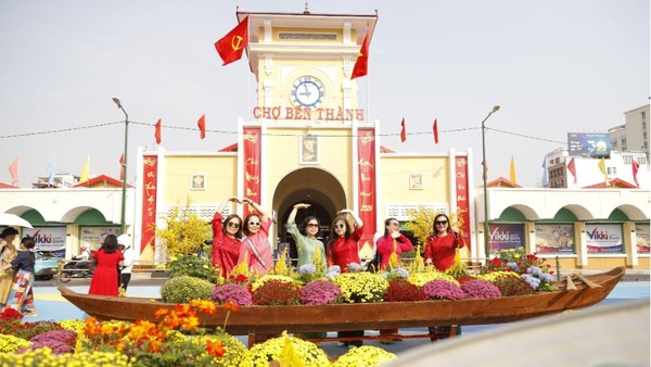 Trong không khí rộn ràng đón Xuân Bính Ngọ 2026, diện mạo mới của TP.HCM thu hút đông đảo người dân và du khách đến thăm quan, chụp hình kỉ niệm.